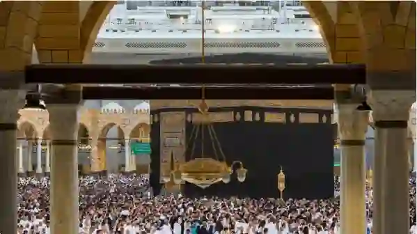 السعودية تكشف عن سبب فرض رسوم إضافية على أداء مناسك العمرة